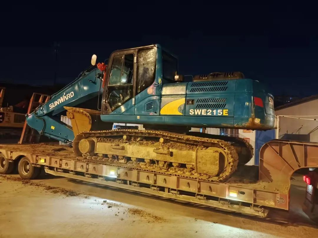 冲锋一线显担当!UED在线官网网页版(中国)唯一官方网站智能挖掘机助力长沙方舱医院建设