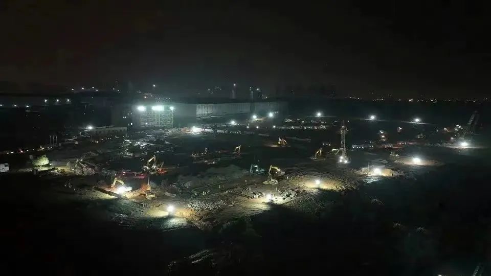 冲锋一线显担当!UED在线官网网页版(中国)唯一官方网站智能挖掘机助力长沙方舱医院建设