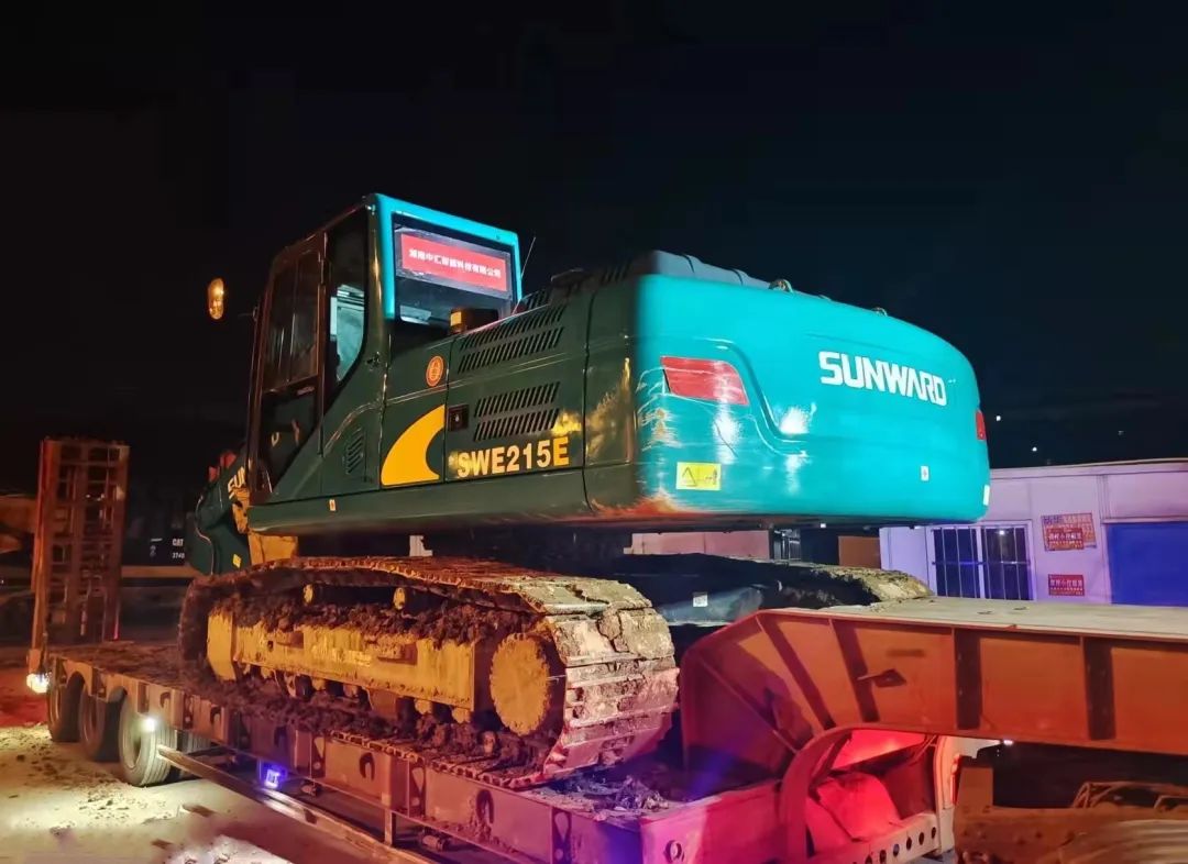 冲锋一线显担当!UED在线官网网页版(中国)唯一官方网站智能挖掘机助力长沙方舱医院建设