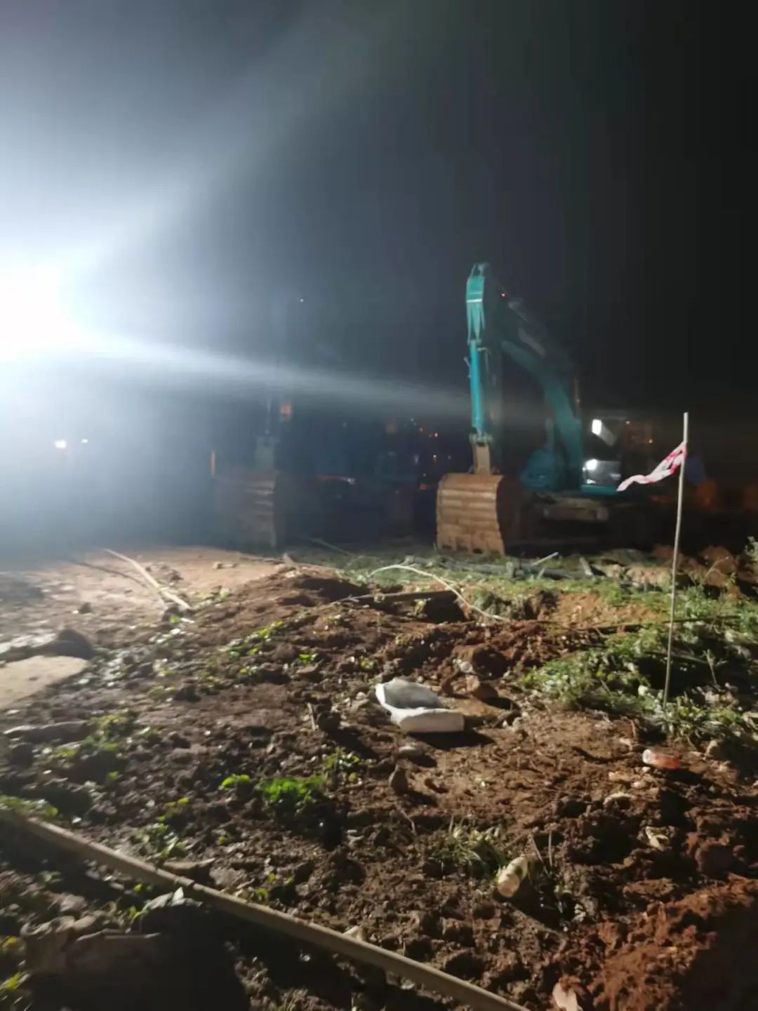 冲锋一线显担当!UED在线官网网页版(中国)唯一官方网站智能挖掘机助力长沙方舱医院建设