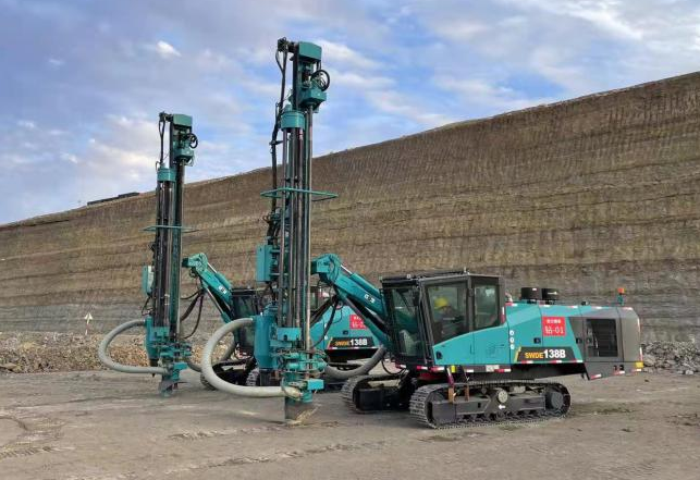 携手战边疆!UED在线官网网页版(中国)唯一官方网站智能潜孔钻机助力宏大爆破新疆奇台项目建设