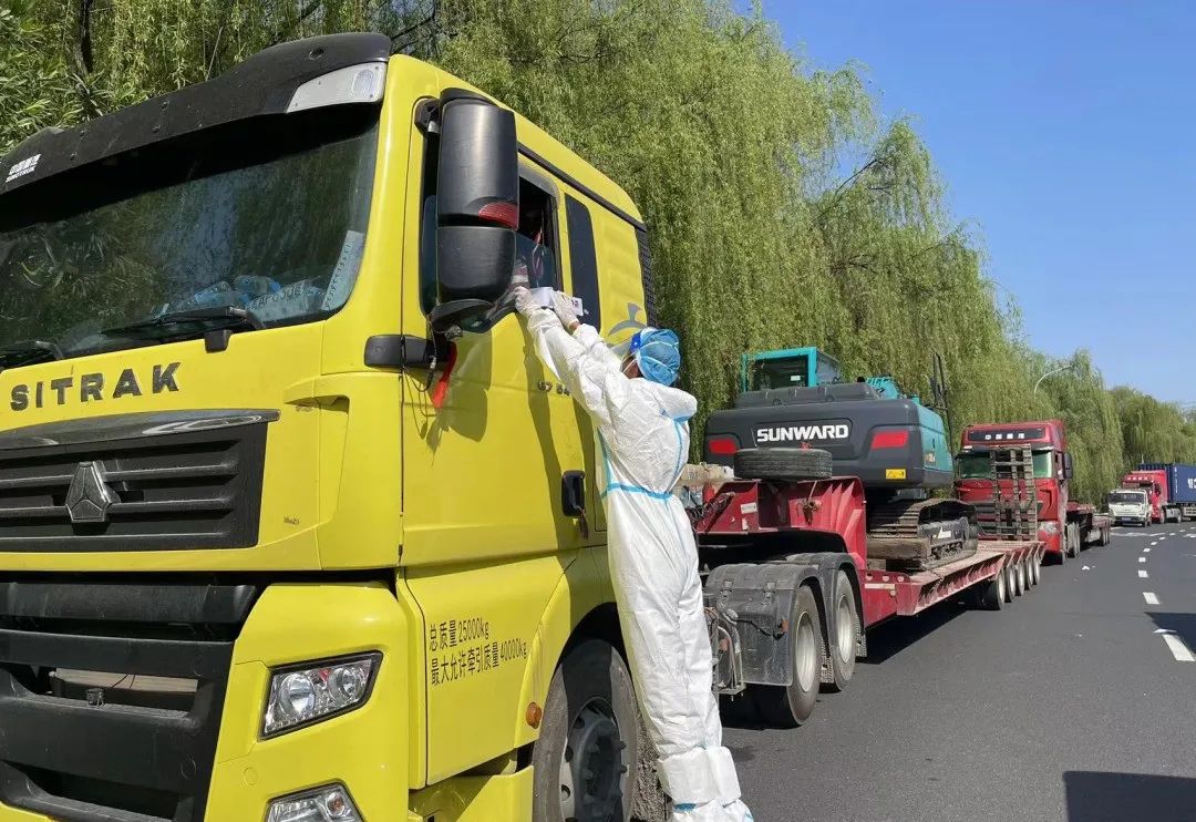 防疫、交机两手抓!UED在线官网网页版(中国)唯一官方网站智能挖掘机顺利交付获好评