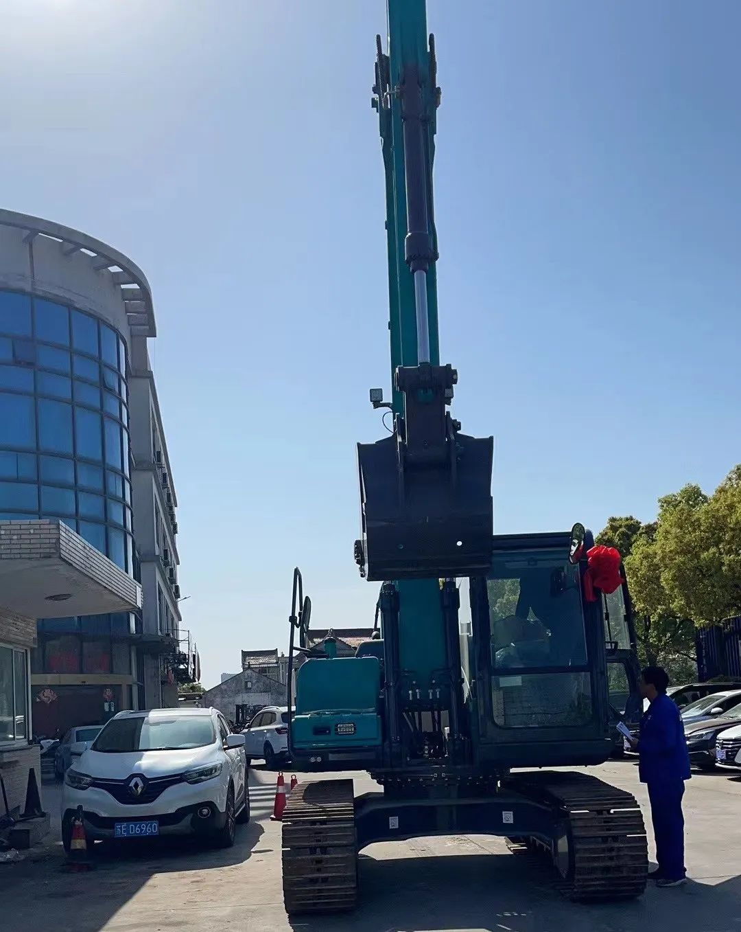 防疫、交机两手抓!UED在线官网网页版(中国)唯一官方网站智能挖掘机顺利交付获好评