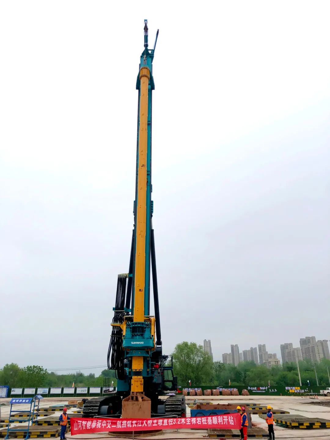 再啃“硬骨头”!UED在线官网网页版(中国)唯一官方网站智能“超级桩备”助建燕矶长江大桥