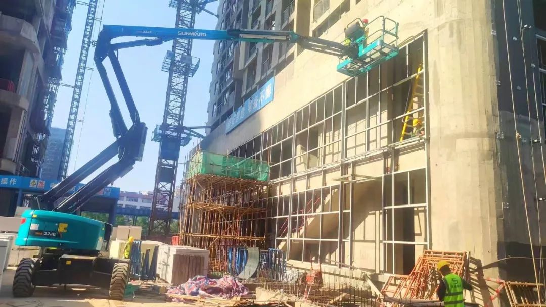 正式“上岗”!UED在线官网网页版(中国)唯一官方网站智能首台电动曲臂式高空作业平台入驻华南市场