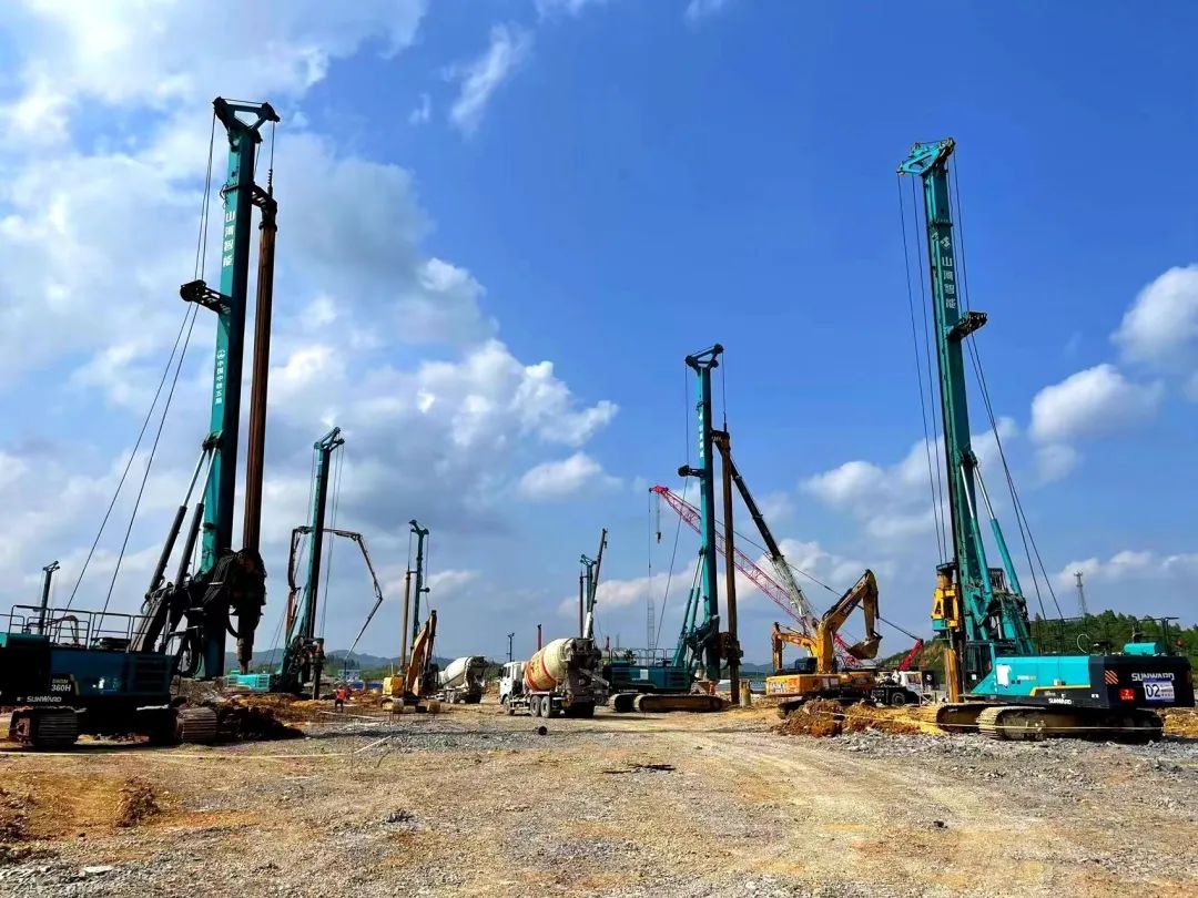 打桩“神器”再露锋芒!UED在线官网网页版(中国)唯一官方网站智能旋挖钻机助力贵阳贵安新区负极材料项目加速建设