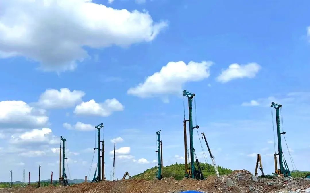 打桩“神器”再露锋芒!UED在线官网网页版(中国)唯一官方网站智能旋挖钻机助力贵阳贵安新区负极材料项目加速建设