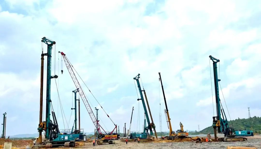 打桩“神器”再露锋芒!UED在线官网网页版(中国)唯一官方网站智能旋挖钻机助力贵阳贵安新区负极材料项目加速建设