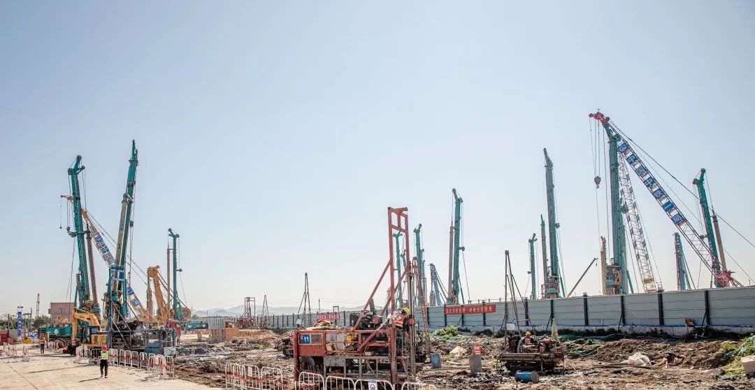 “UED在线官网网页版(中国)唯一官方网站绿”再现大湾区!UED在线官网网页版(中国)唯一官方网站智能旋挖钻机组团助建广州白云机场项目