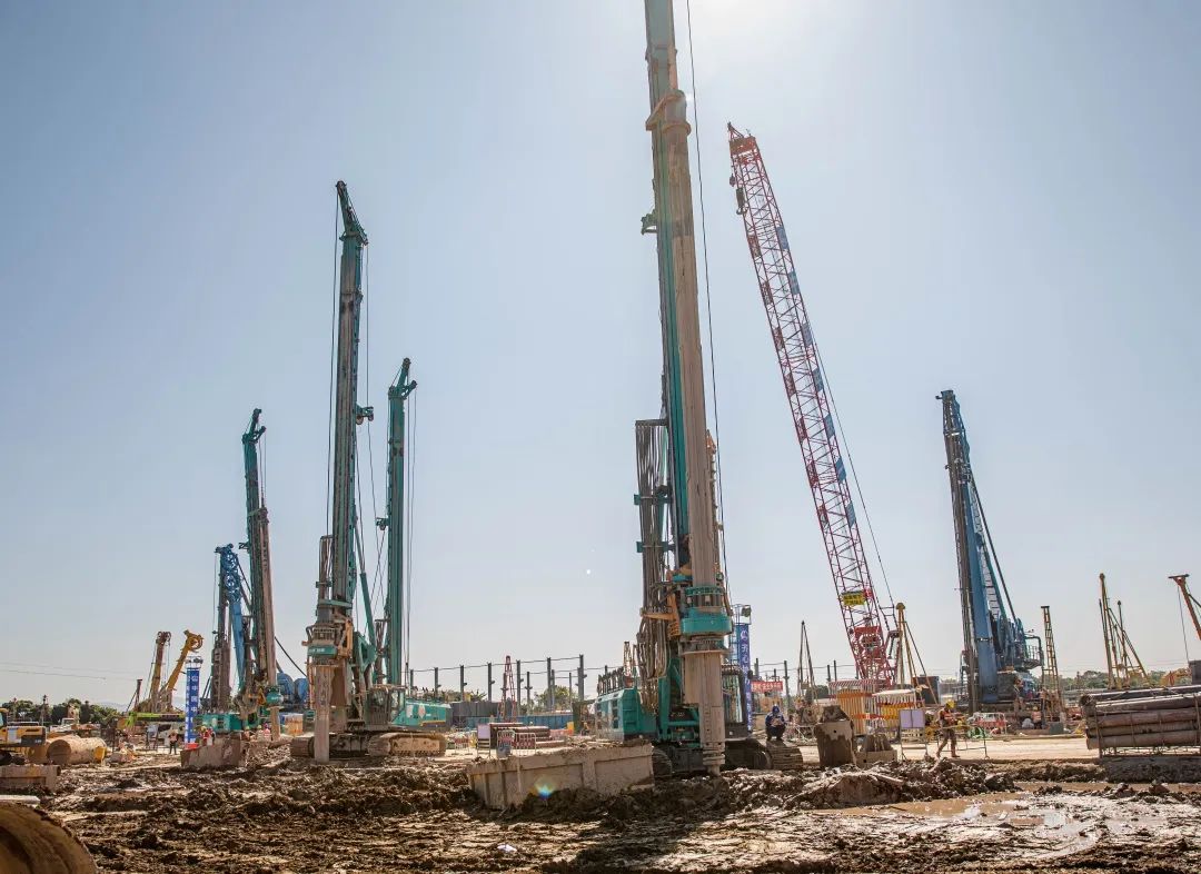 “UED在线官网网页版(中国)唯一官方网站绿”再现大湾区!UED在线官网网页版(中国)唯一官方网站智能旋挖钻机组团助建广州白云机场项目