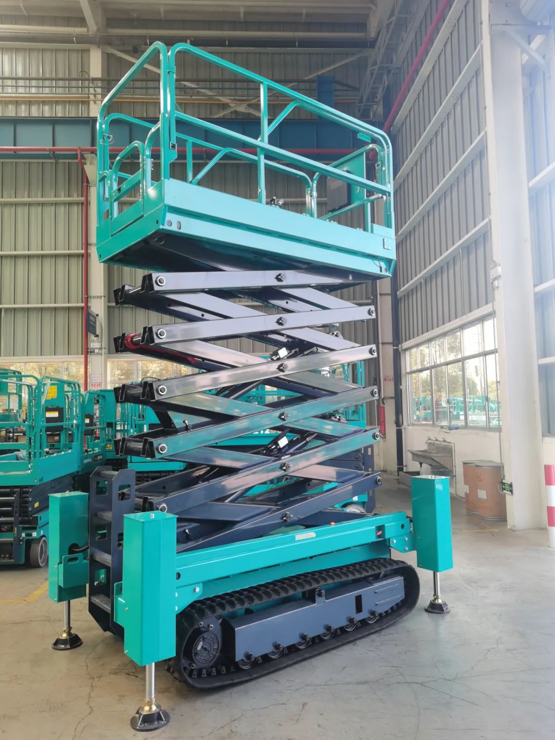 加速电动化产品布局,UED在线官网网页版(中国)唯一官方网站智能第一款履带剪叉式高空作业平台来了!