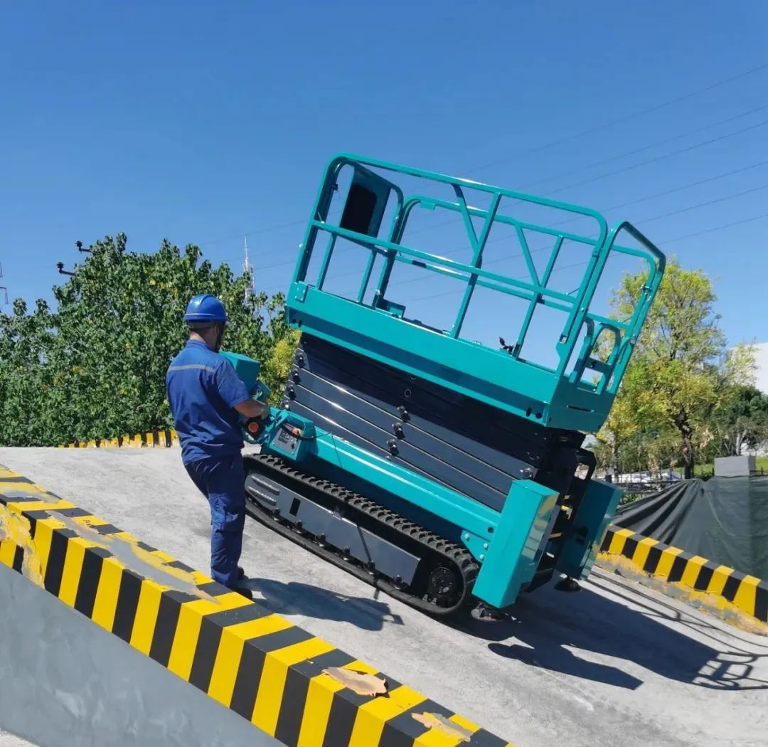 加速电动化产品布局,UED在线官网网页版(中国)唯一官方网站智能第一款履带剪叉式高空作业平台来了!