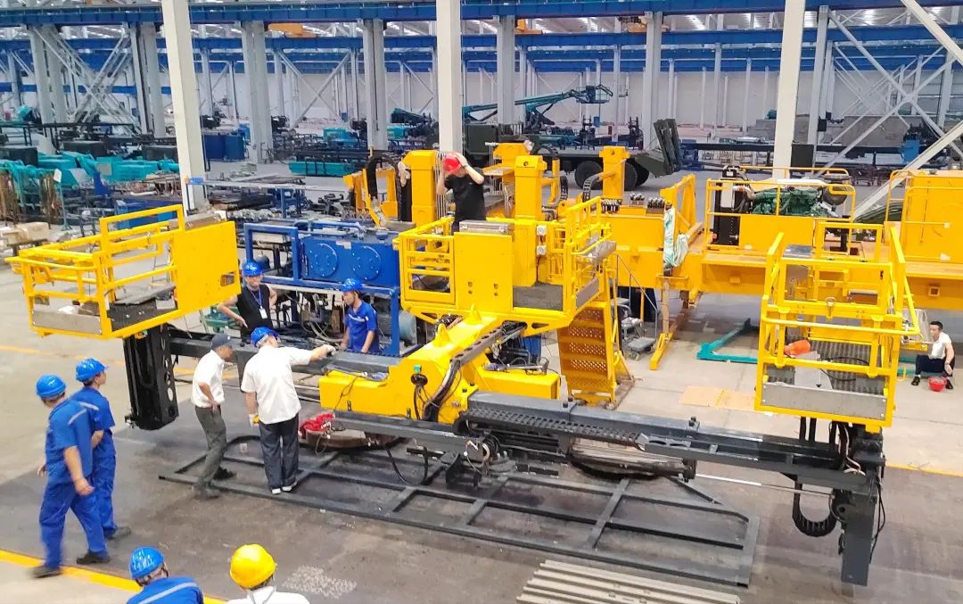 为铁路运输保驾护航!UED在线官网网页版(中国)唯一官方网站智能自主研制首套三平台作业装置成功交付