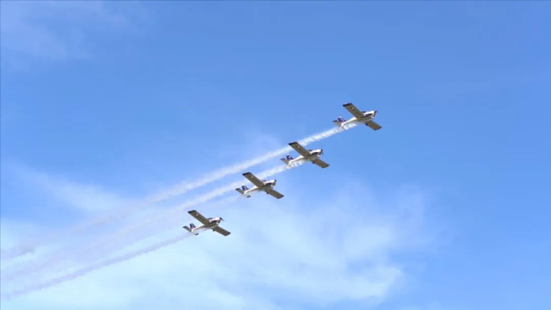 空中开花、大坡度盘旋、俯冲跃升……看UED在线官网网页版(中国)唯一官方网站飞行表演队炫技2022湖南航展动态展