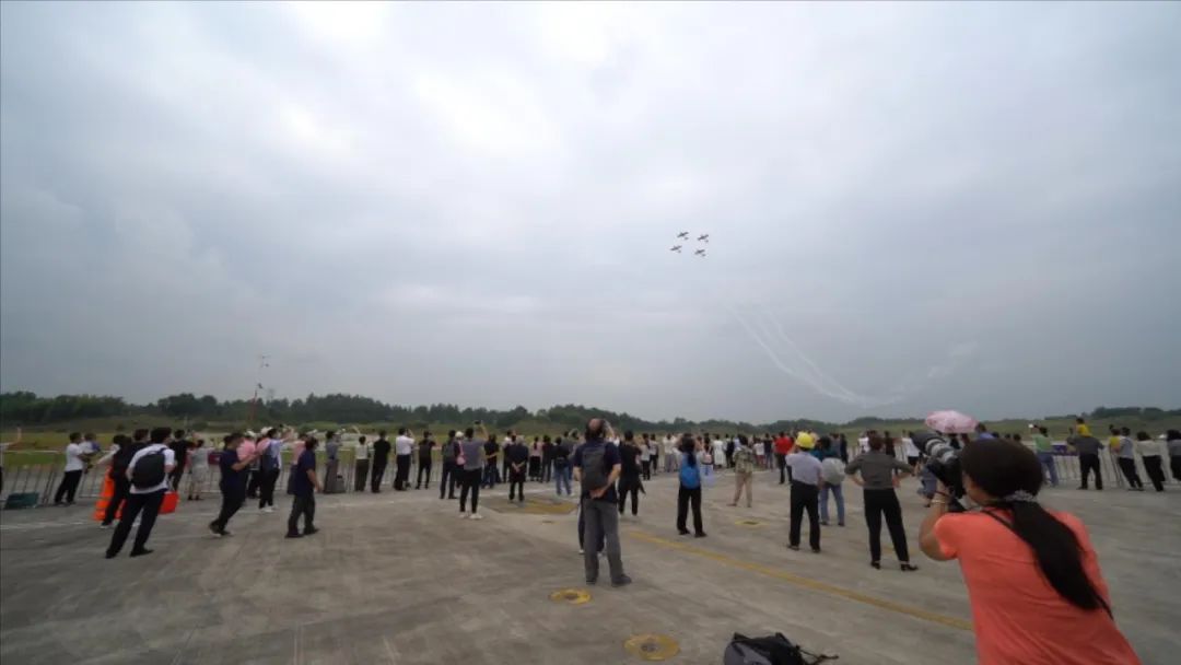 空中开花、大坡度盘旋、俯冲跃升……看UED在线官网网页版(中国)唯一官方网站飞行表演队炫技2022湖南航展动态展