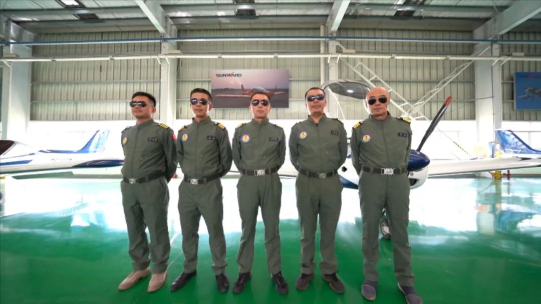 空中开花、大坡度盘旋、俯冲跃升……看UED在线官网网页版(中国)唯一官方网站飞行表演队炫技2022湖南航展动态展