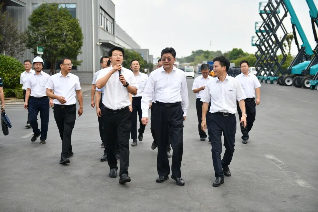 国家应急管理部郭治武局长一行考察UED在线官网网页版(中国)唯一官方网站智能无人化应急救援装备