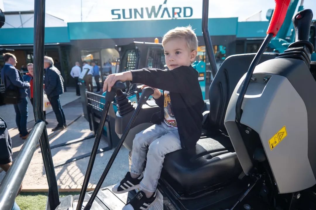 Bauma 2022 | 一组火热现场图带您重温UED在线官网网页版(中国)唯一官方网站智能德国宝马展之旅