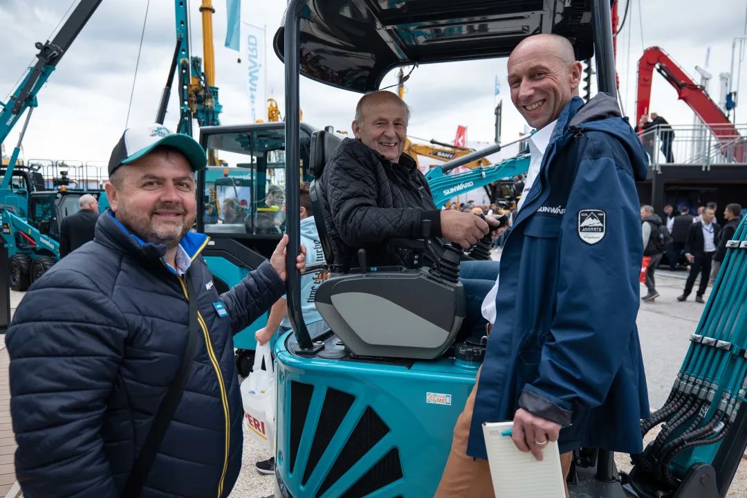 Bauma 2022 | 一组火热现场图带您重温UED在线官网网页版(中国)唯一官方网站智能德国宝马展之旅