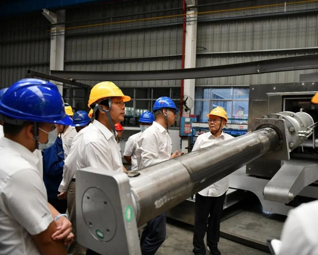 “王炸”!UED在线官网网页版(中国)唯一官方网站特装全自动捣炉车成功下线