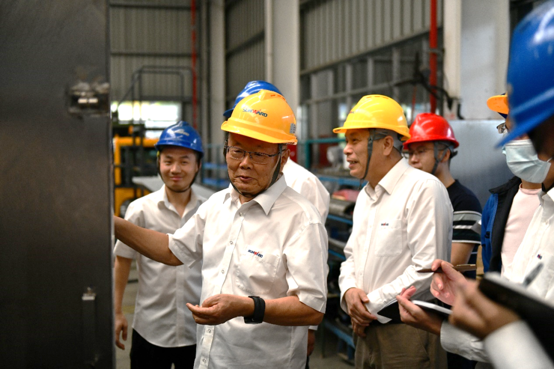 “王炸”!UED在线官网网页版(中国)唯一官方网站特装全自动捣炉车成功下线