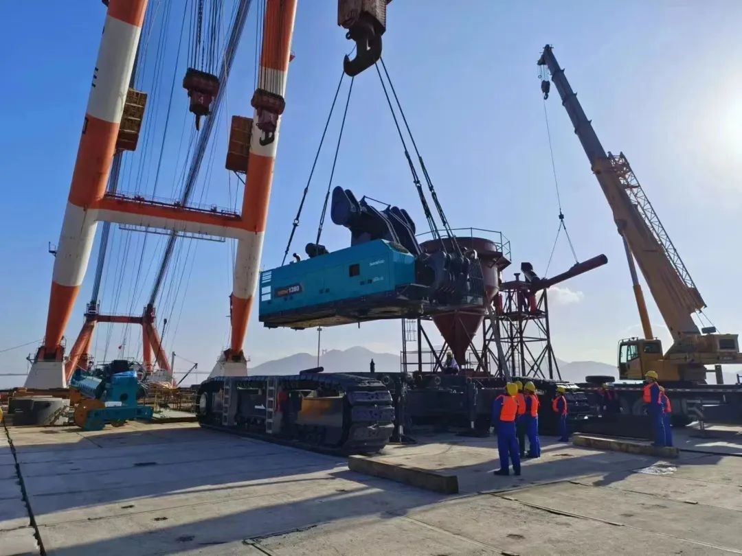 首桩开钻!UED在线官网网页版(中国)唯一官方网站智能超级旋挖实力助建世界最大跨度公铁两用大桥