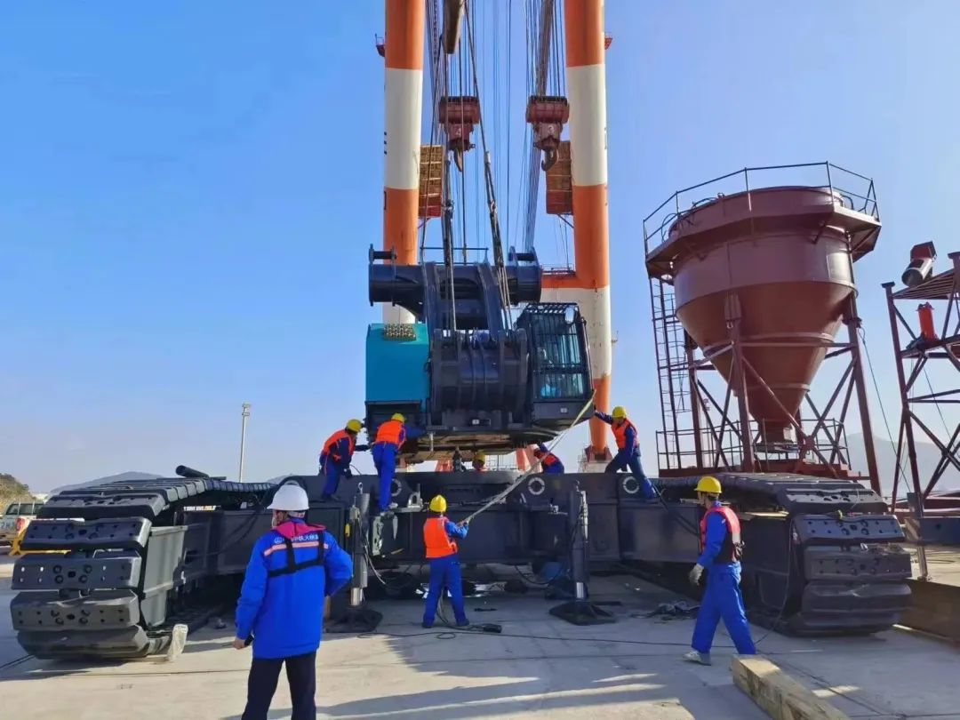 首桩开钻!UED在线官网网页版(中国)唯一官方网站智能超级旋挖实力助建世界最大跨度公铁两用大桥