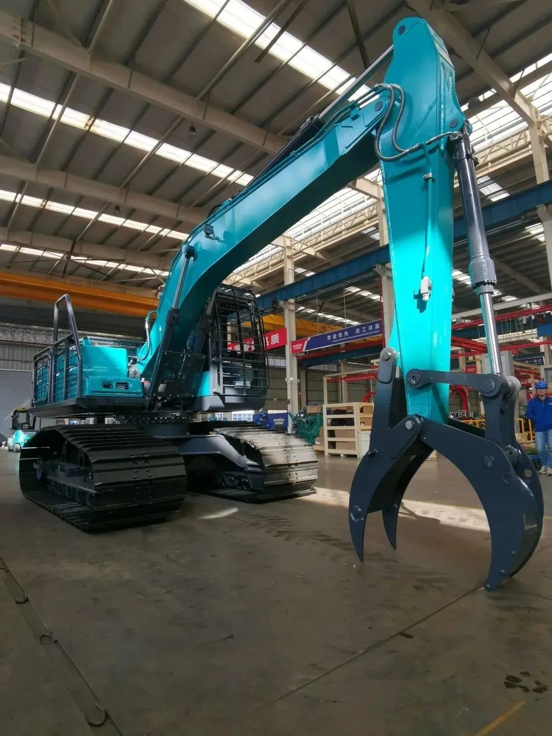 翻山越岭,称霸“武林”!UED在线官网网页版(中国)唯一官方网站智能首款中型林业挖掘机成功下线