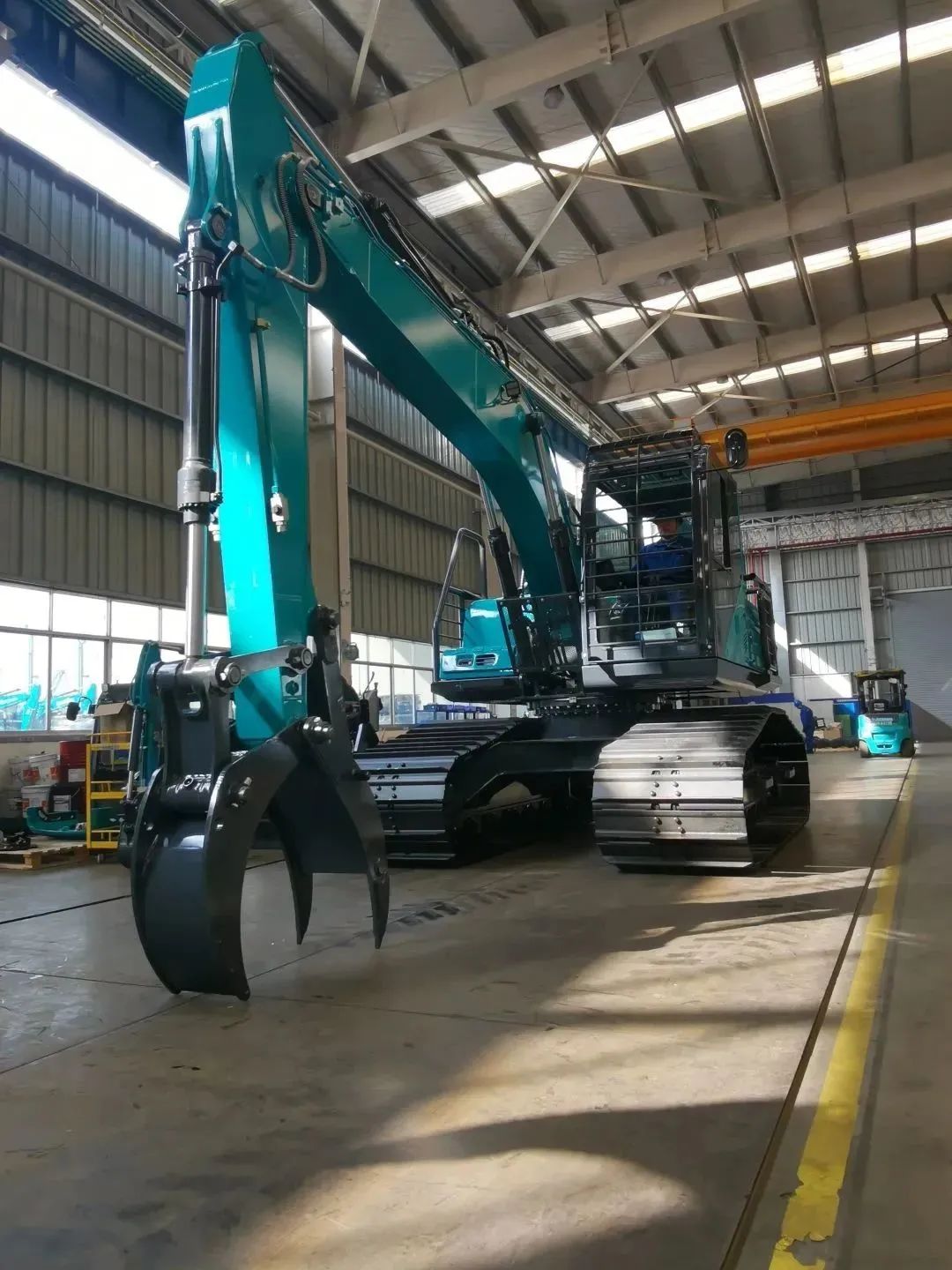 翻山越岭,称霸“武林”!UED在线官网网页版(中国)唯一官方网站智能首款中型林业挖掘机成功下线