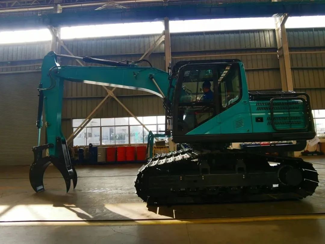 翻山越岭,称霸“武林”!UED在线官网网页版(中国)唯一官方网站智能首款中型林业挖掘机成功下线