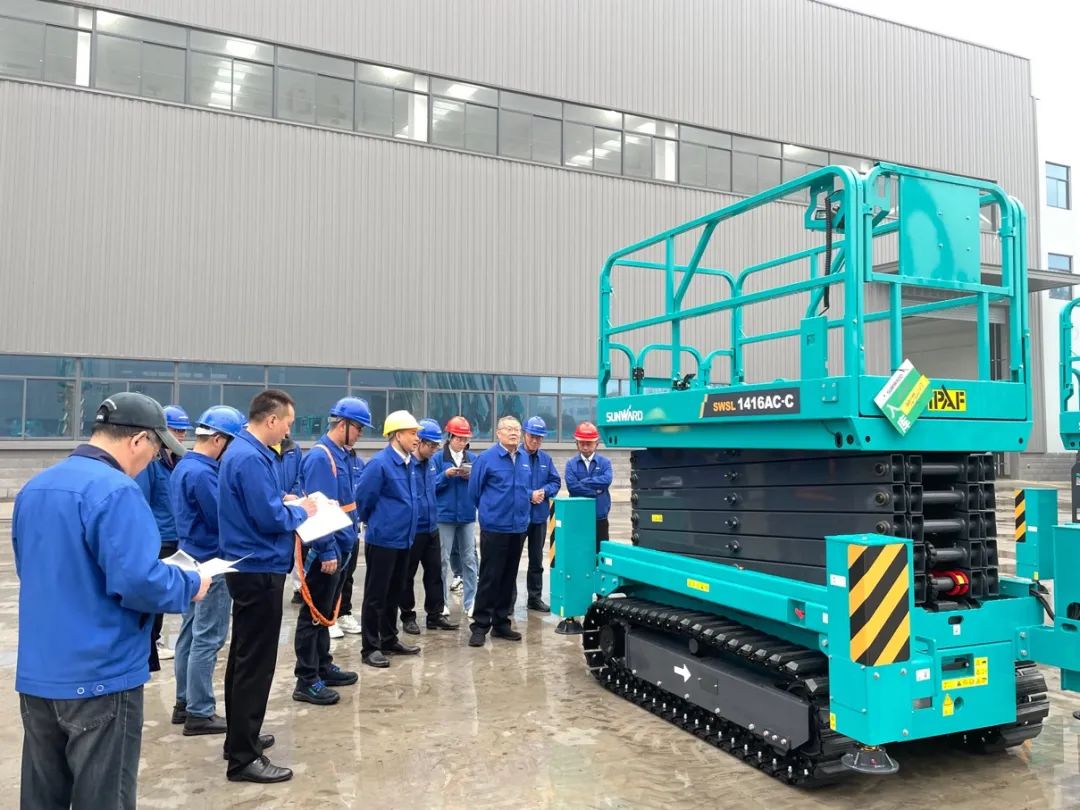 出厂即“出道”!UED在线官网网页版(中国)唯一官方网站智能首款履带剪叉式高空作业平台批量上市