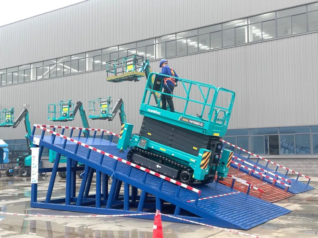 出厂即“出道”!UED在线官网网页版(中国)唯一官方网站智能首款履带剪叉式高空作业平台批量上市