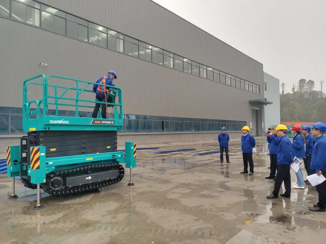 出厂即“出道”!UED在线官网网页版(中国)唯一官方网站智能首款履带剪叉式高空作业平台批量上市