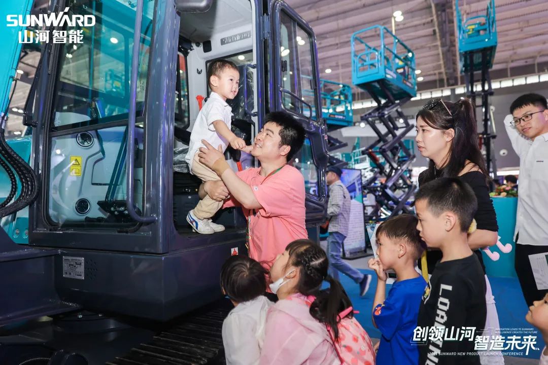 精品出击、互动不断!UED在线官网网页版(中国)唯一官方网站智能F系列挖掘机闪耀长沙展