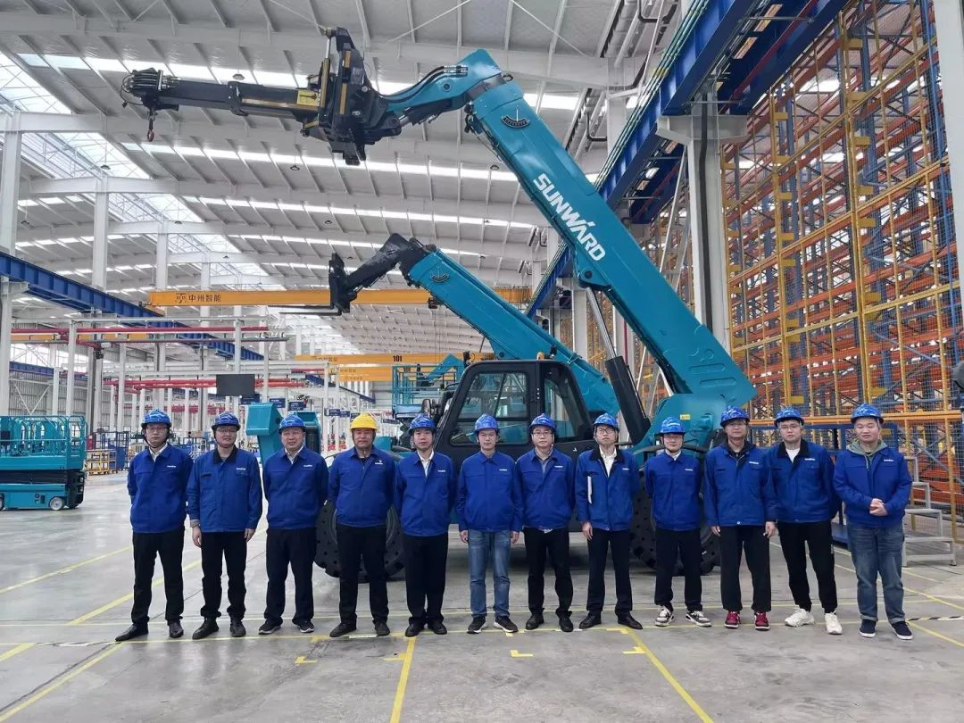 独家定制!UED在线官网网页版(中国)唯一官方网站智能油缸更换机器人顺利下线