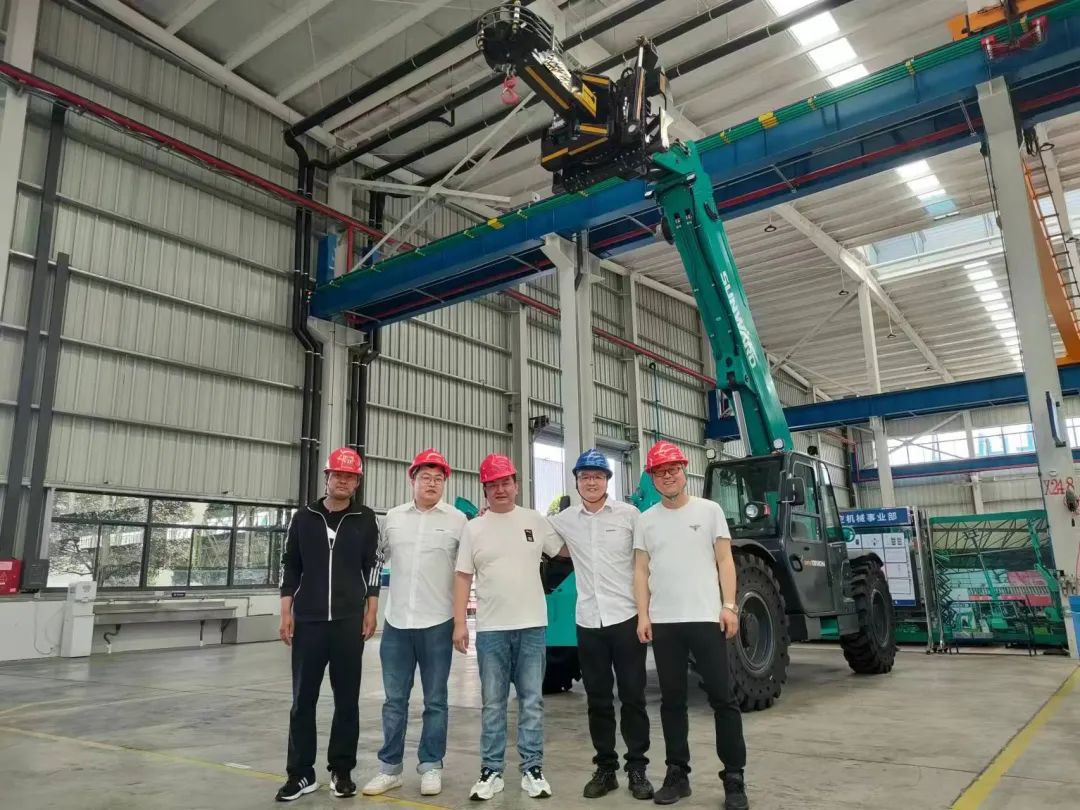 独家定制!UED在线官网网页版(中国)唯一官方网站智能油缸更换机器人顺利下线