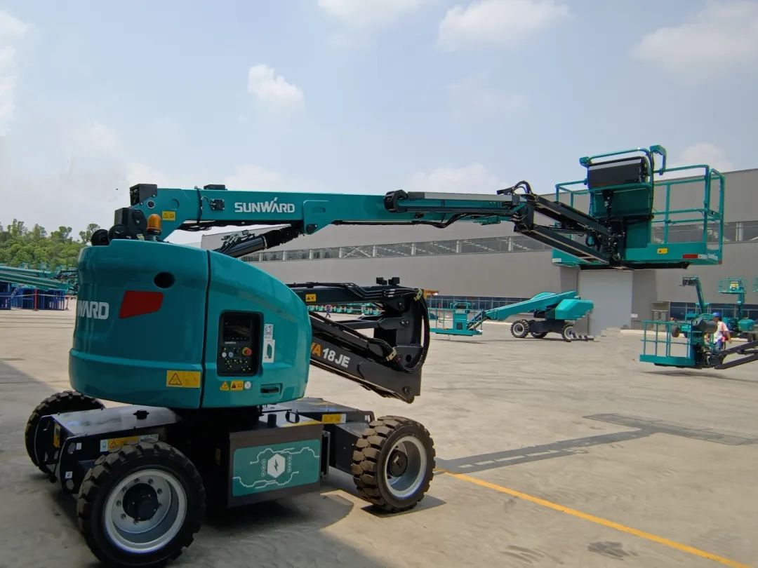 新能源家族再添“新丁”!UED在线官网网页版(中国)唯一官方网站智能三款电动臂式高空作业平台齐下线