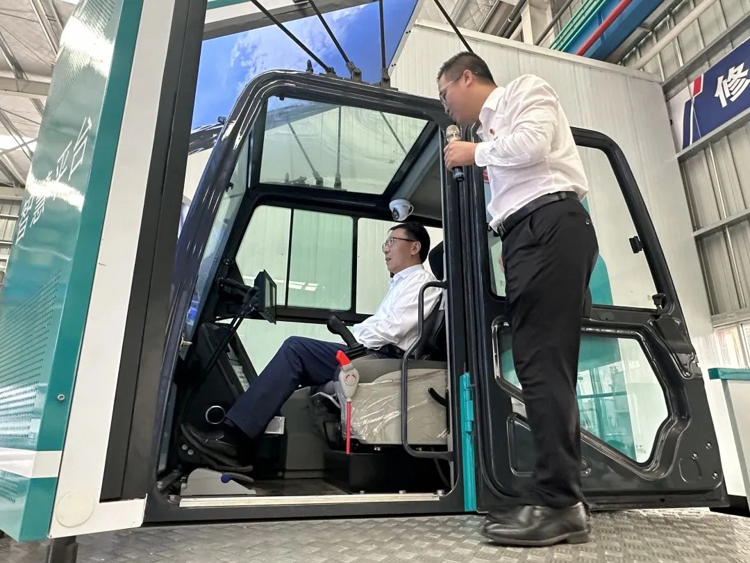 中国联通集团副总经理梁宝俊到访UED在线官网网页版(中国)唯一官方网站智能