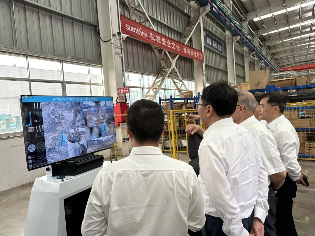 中国联通集团副总经理梁宝俊到访UED在线官网网页版(中国)唯一官方网站智能