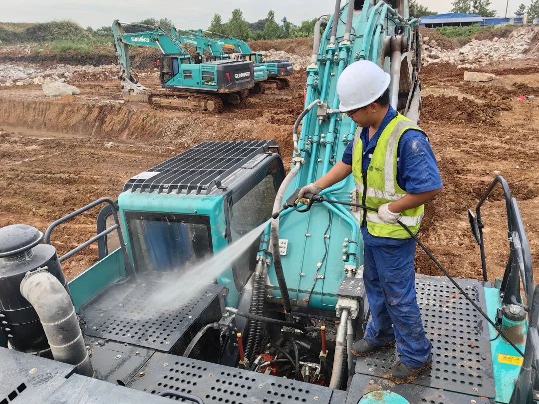 品质UED在线官网网页版(中国)唯一官方网站,用心服务!UED在线官网网页版(中国)唯一官方网站智能挖掘机2023年服务万里行正式出征