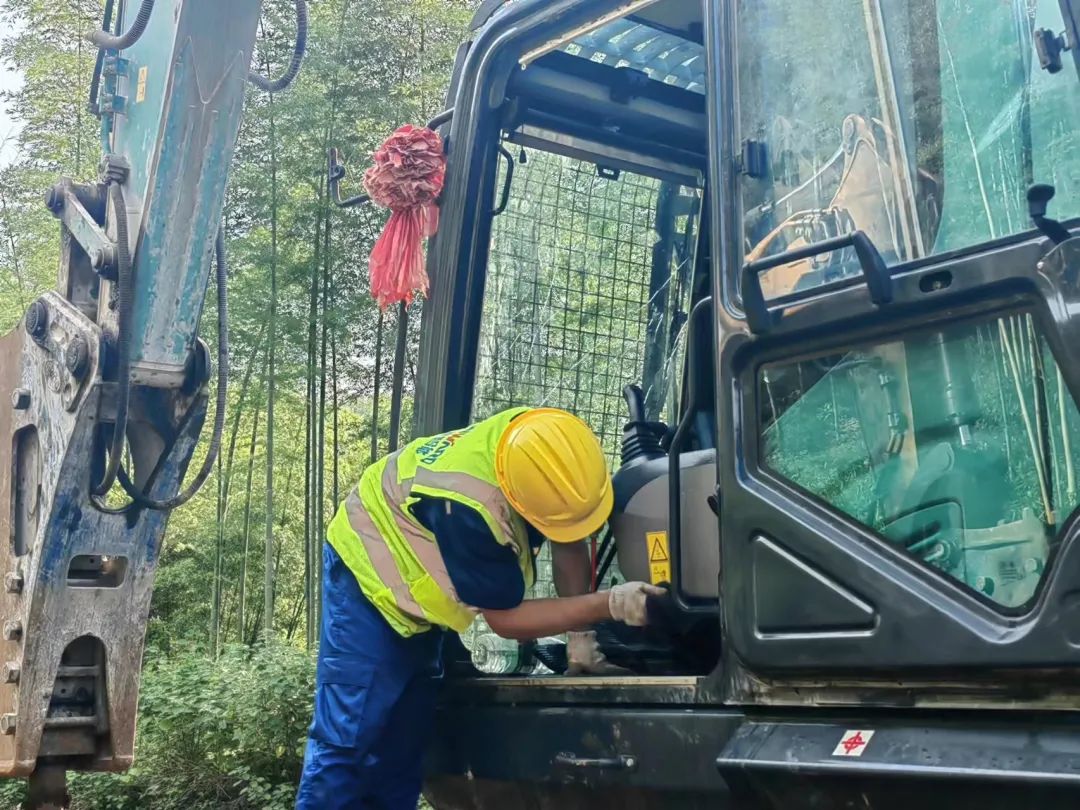 品质UED在线官网网页版(中国)唯一官方网站,用心服务!UED在线官网网页版(中国)唯一官方网站智能挖掘机2023年服务万里行正式出征