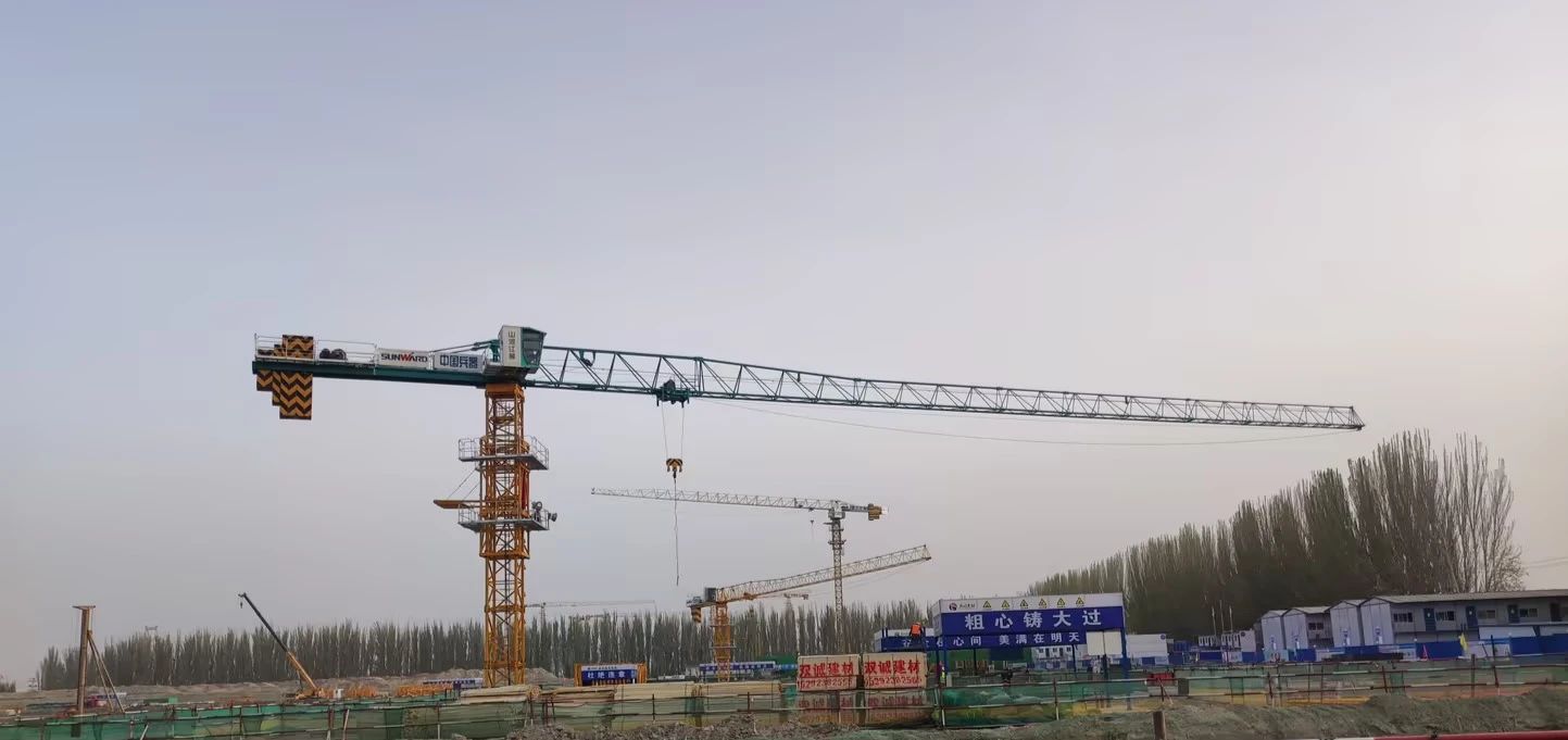 天山脚下的画师！UED在线官网网页版(中国)唯一官方网站江麓群塔援疆建设新景色