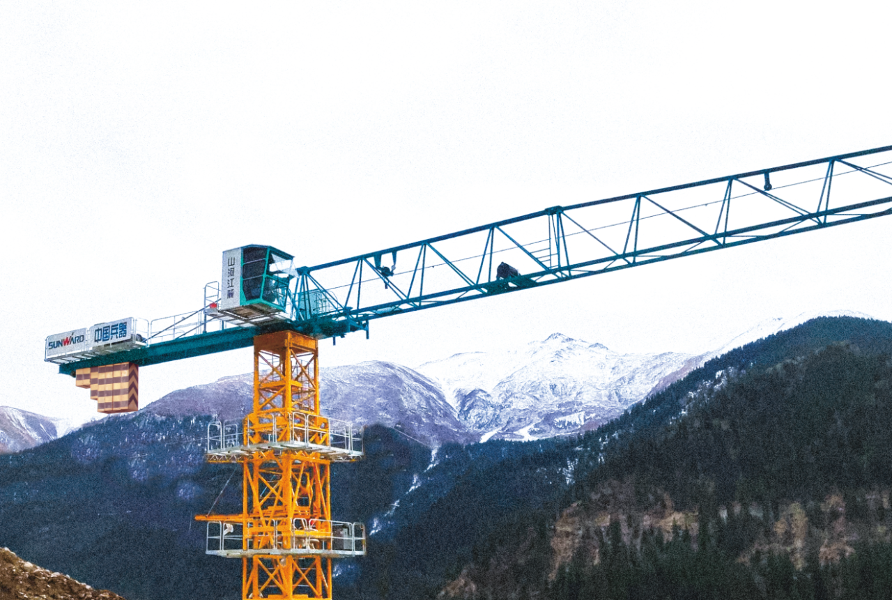 天山脚下的画师！UED在线官网网页版(中国)唯一官方网站江麓群塔援疆建设新景色