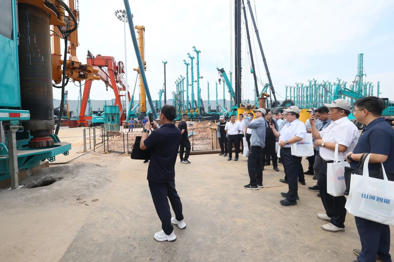 UED在线官网网页版(中国)唯一官方网站智能全球首创深井套管车载钻机下线发布