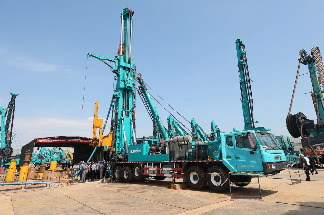 UED在线官网网页版(中国)唯一官方网站智能全球首创深井套管车载钻机下线发布