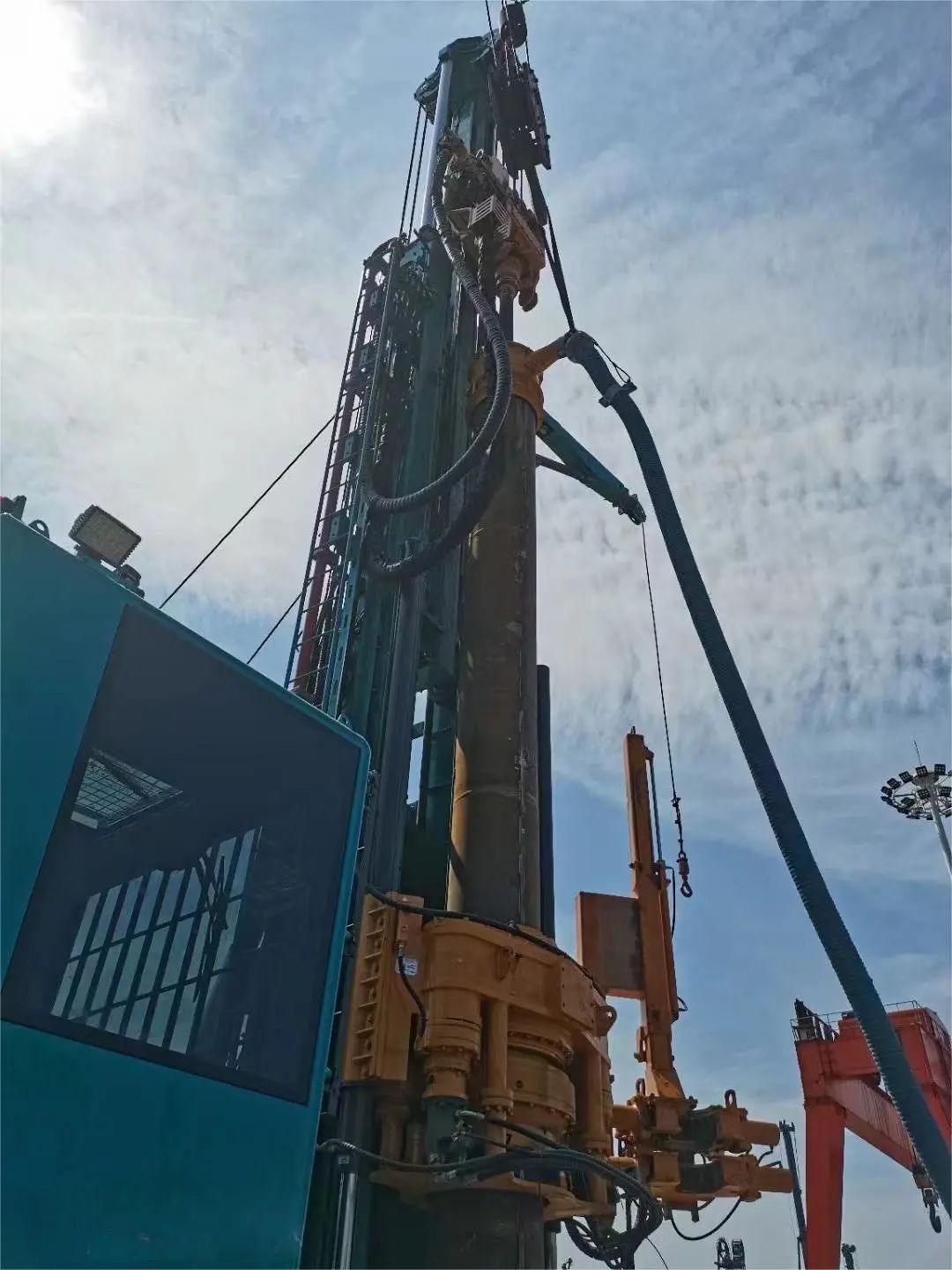 UED在线官网网页版(中国)唯一官方网站智能全球首创深井套管车载钻机下线发布