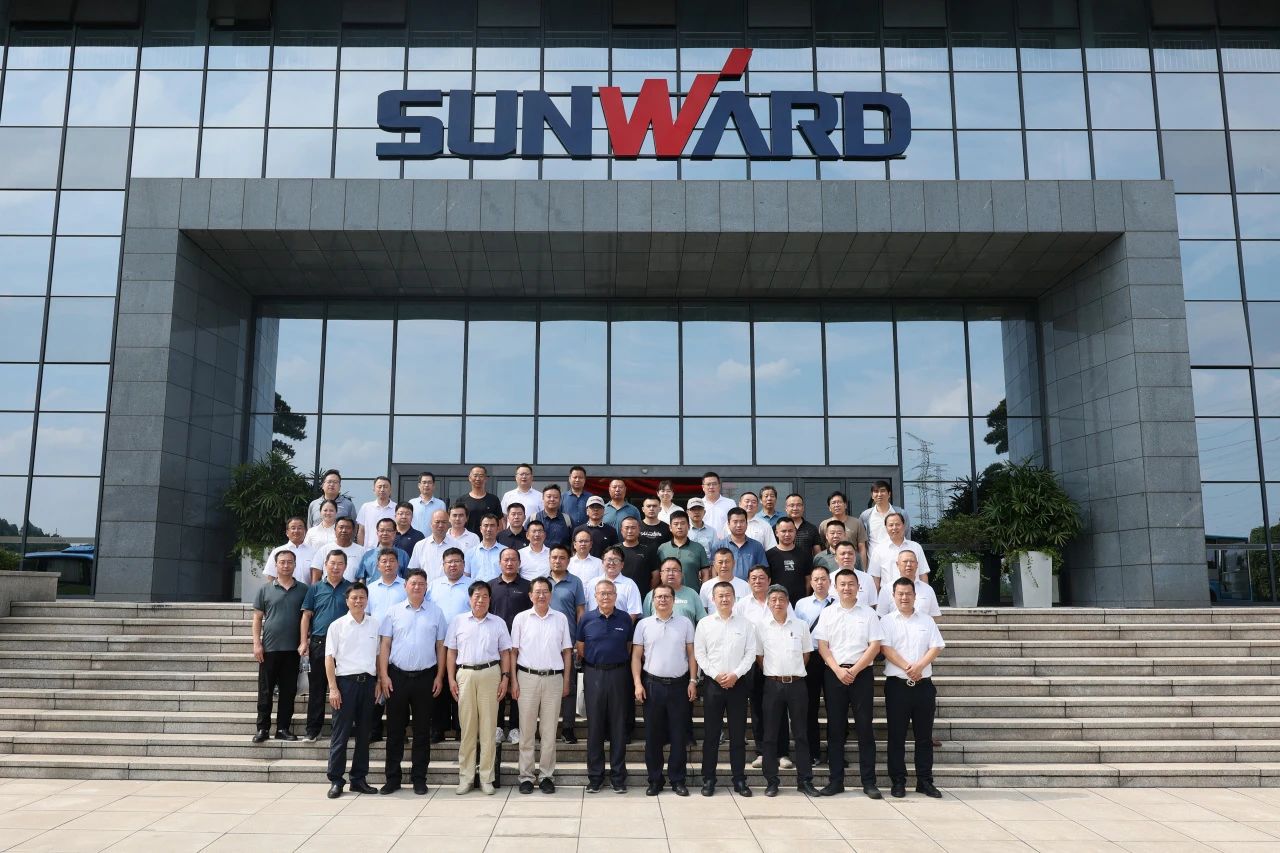 UED在线官网网页版(中国)唯一官方网站智能全球首创深井套管车载钻机下线发布