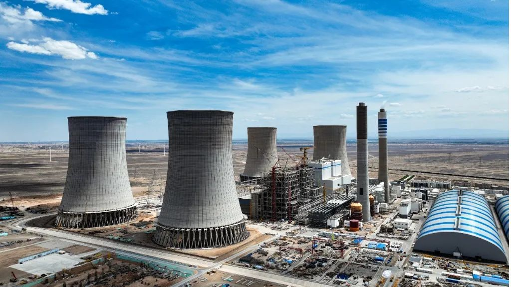 大漠戈壁展雄姿!UED在线官网网页版(中国)唯一官方网站江麓塔机助力常乐电厂项目