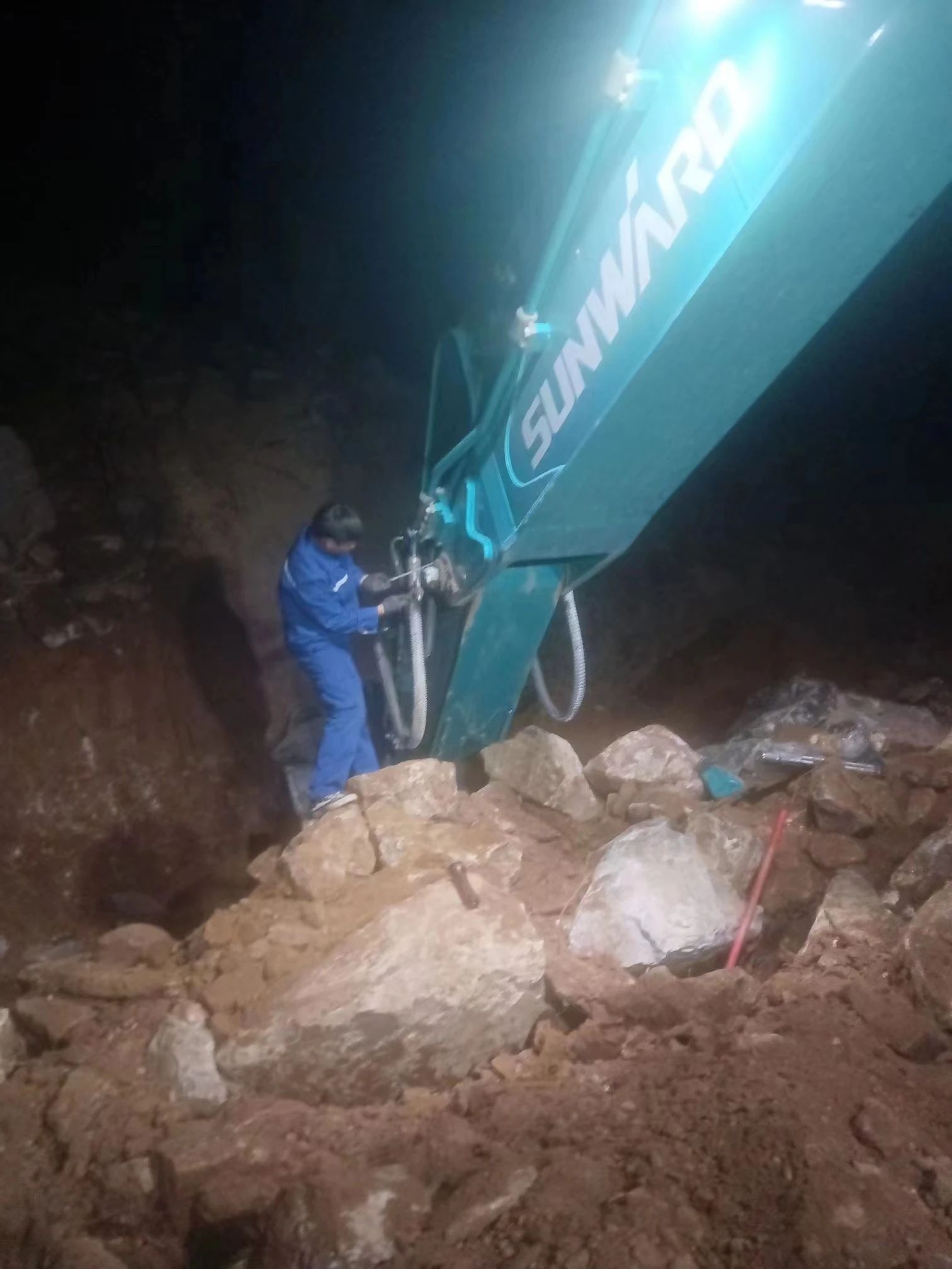 一线“热”闻 | 专业售后,用心服务!UED在线官网网页版(中国)唯一官方网站智能挖掘机服务万里行一直在路上