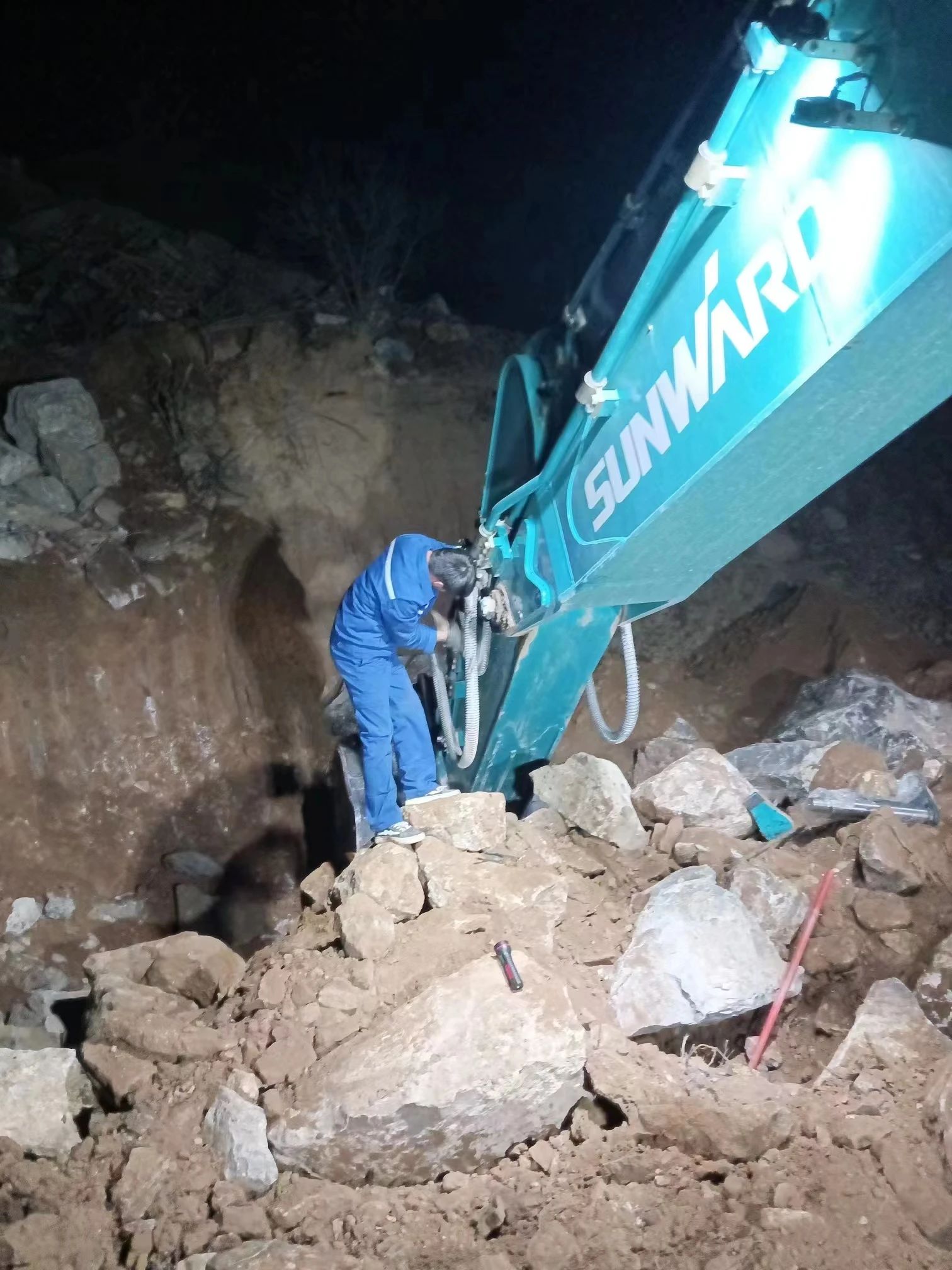 一线“热”闻 | 专业售后，用心服务！UED在线官网网页版(中国)唯一官方网站智能挖掘机服务万里行一直在路上